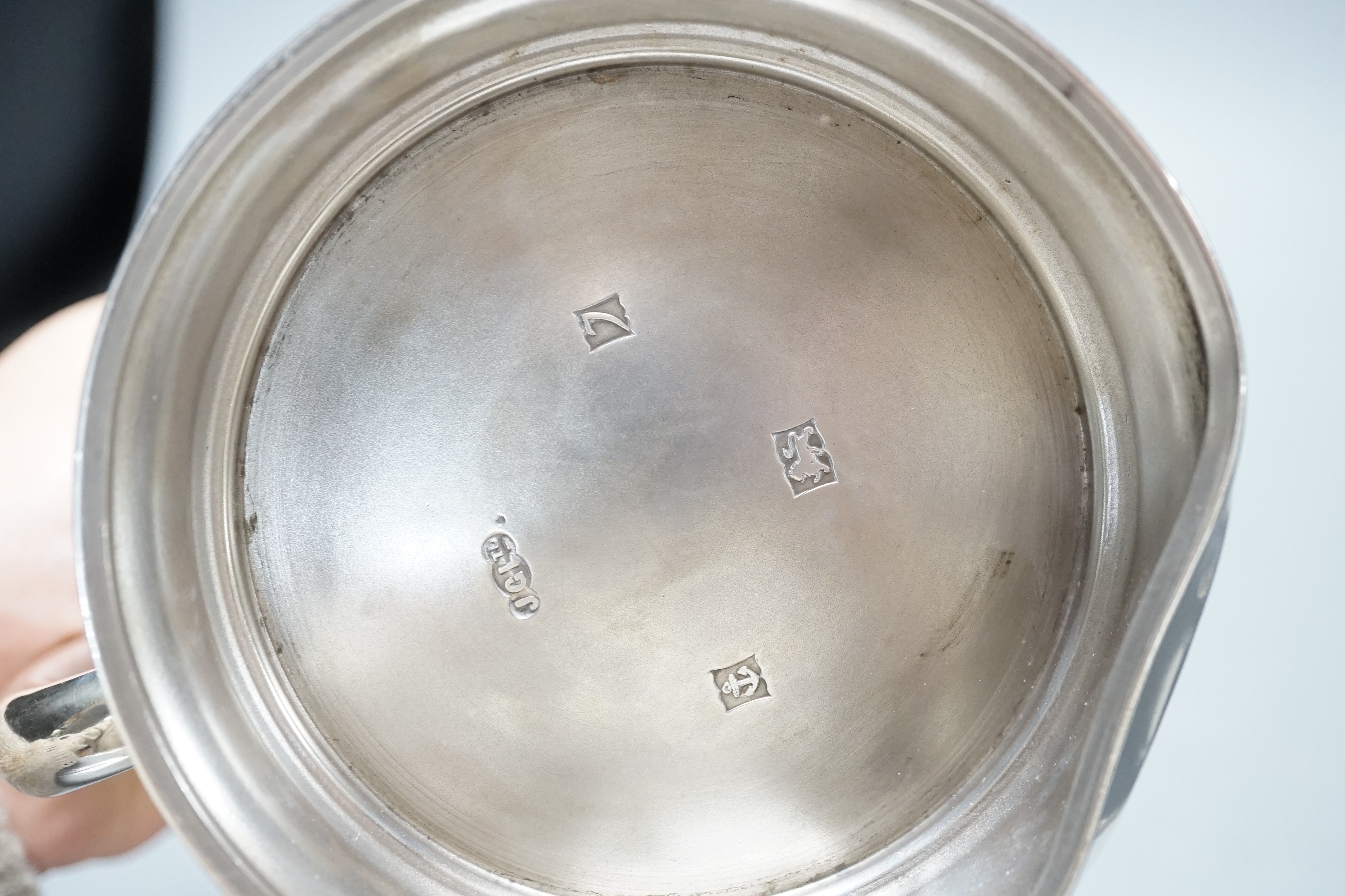 An Elizabeth II silver mug, Joseph Gloster Ltd, Birmingham, 1958, height 12.3cm, 10.7oz.
